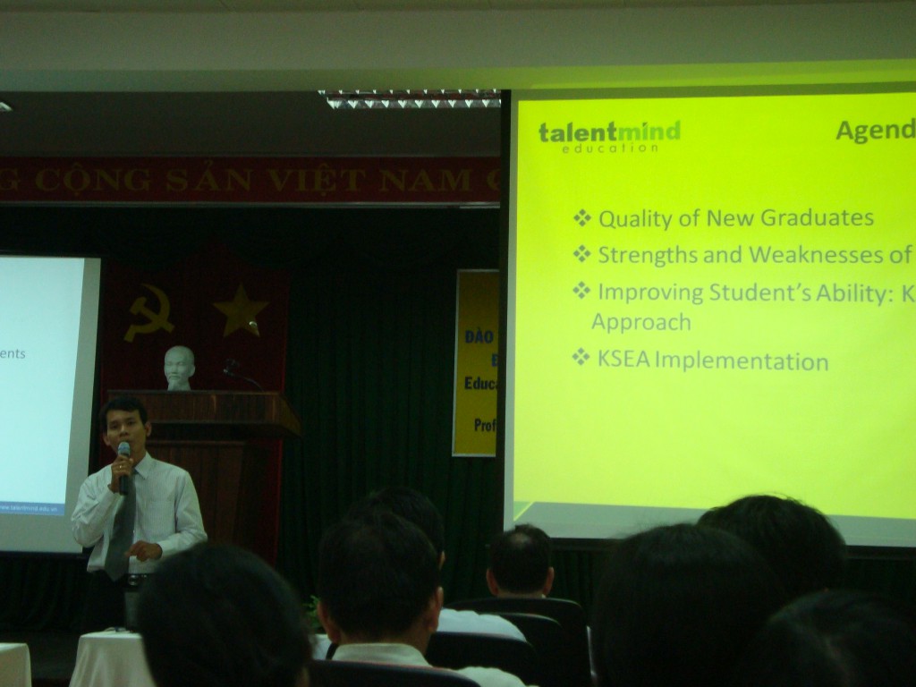 TS. Nguyễn Huy Hoàng, CEO Talent Mind Education trình bày tại hội thảo